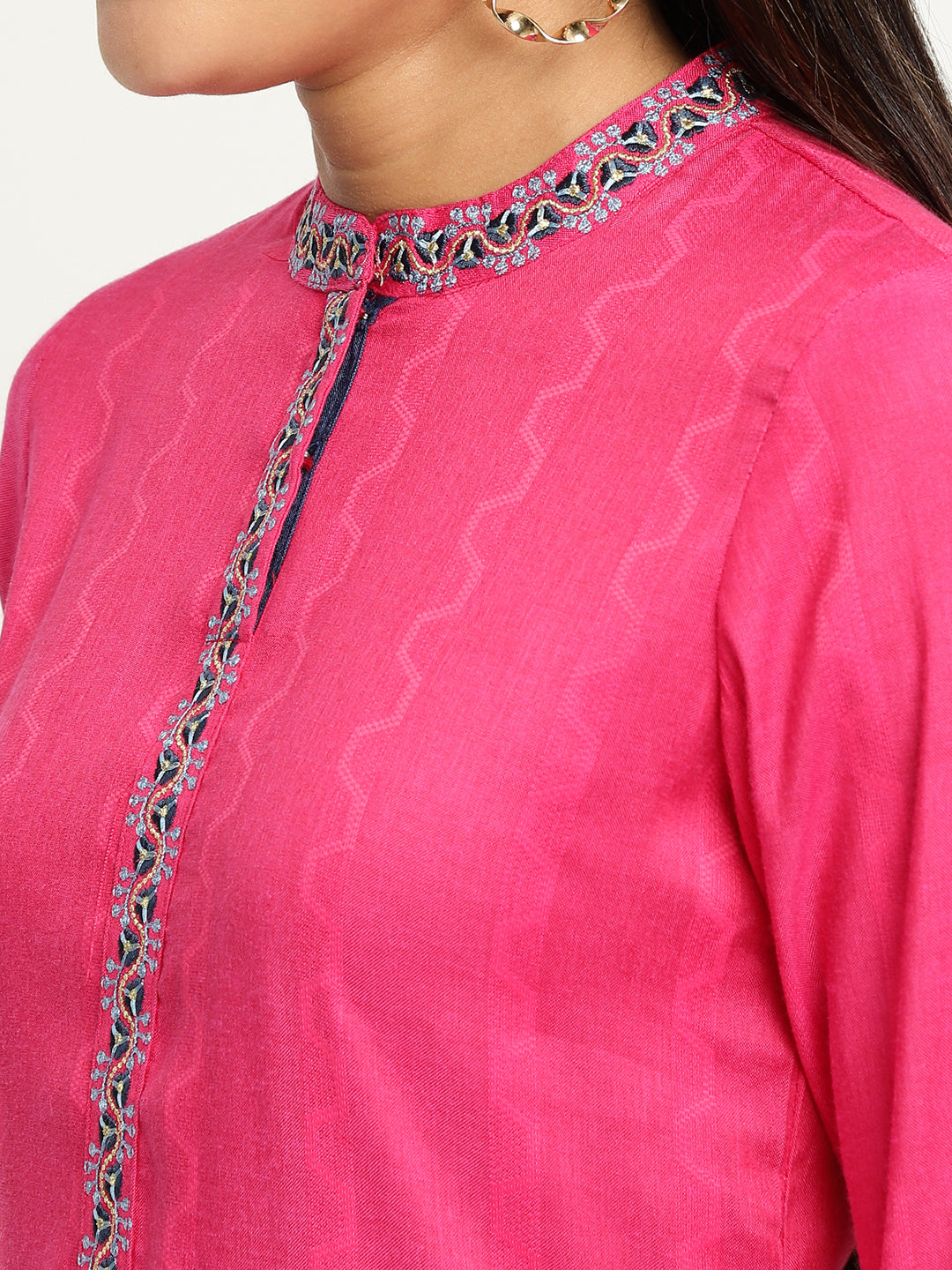 Women Fuchsia Embroidered Kurta.